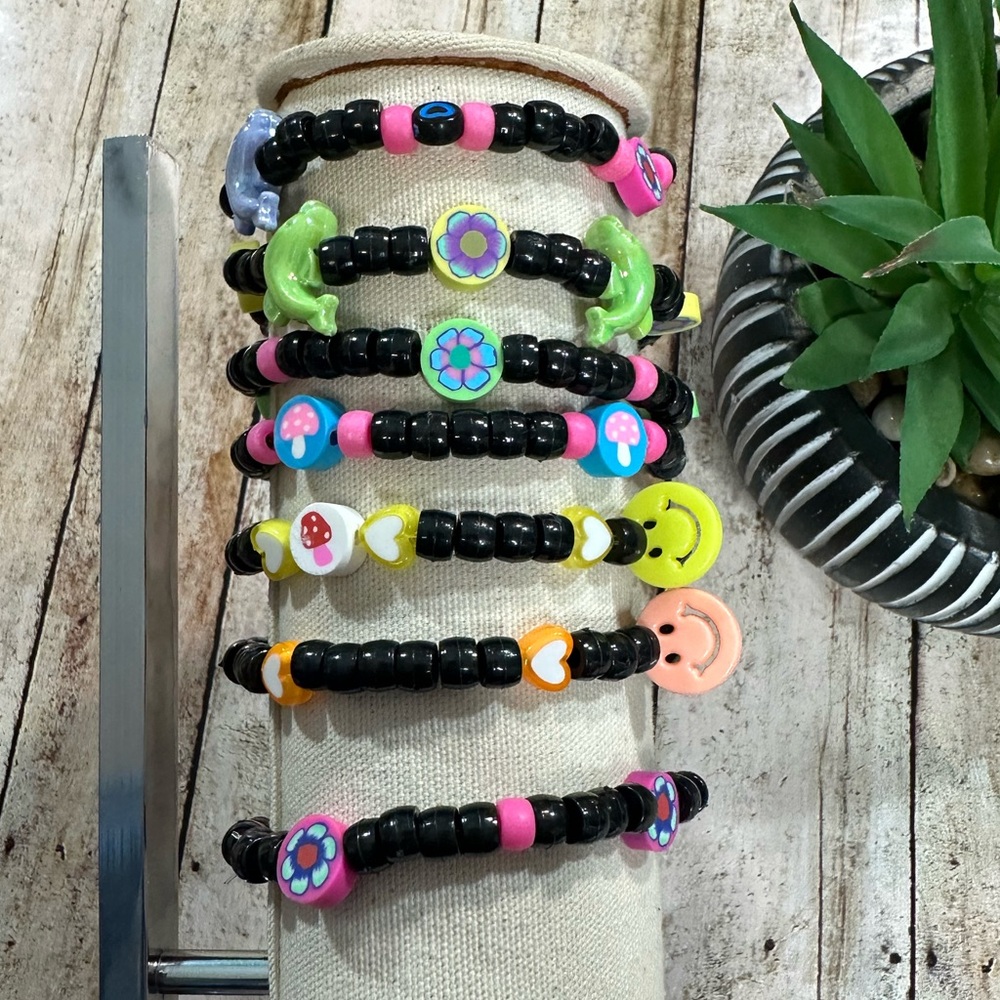 90s inspired beaded friendship bracelets hand crafted (y2k Kandi diy homemade)